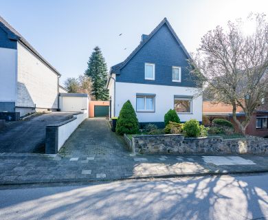 Freistehendes Einfamilienhaus mit 5 Zimmern und sonnigem Südgarten – Wurmtalblick inklusive