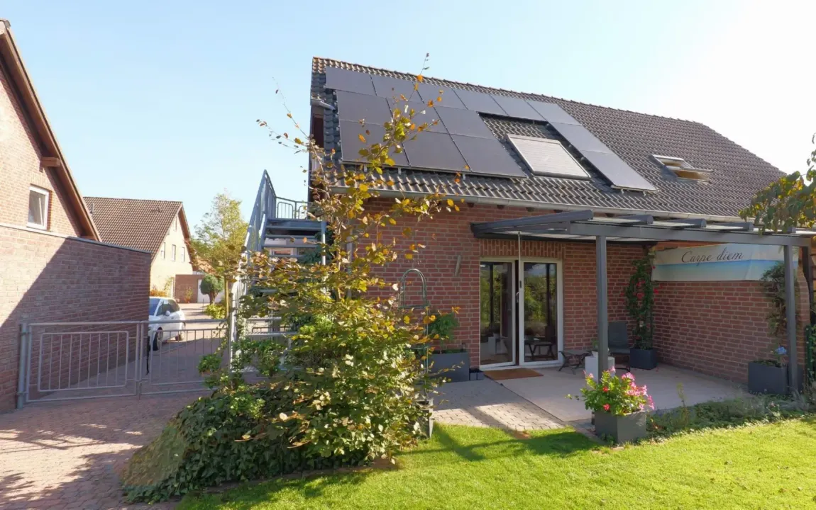 Doppelhaushälfte in Kleve-Rindern mit Wärmepumpe, PV-Anlage & Garage