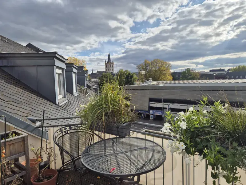 Balkon mit Aussicht auf Kirche St. Gangolf
