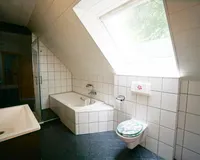 Bad mit Dusche und Badewanne