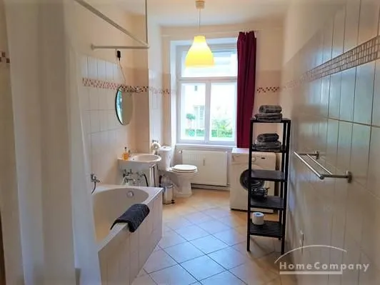 Bad mit Wanne und Fenster