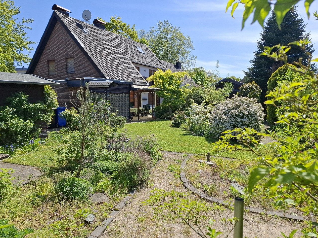 Hier ist Platz für die ganze Familie: Wohnhaus mit Einliegerwohnung und Bauland in 41379 Brüggen