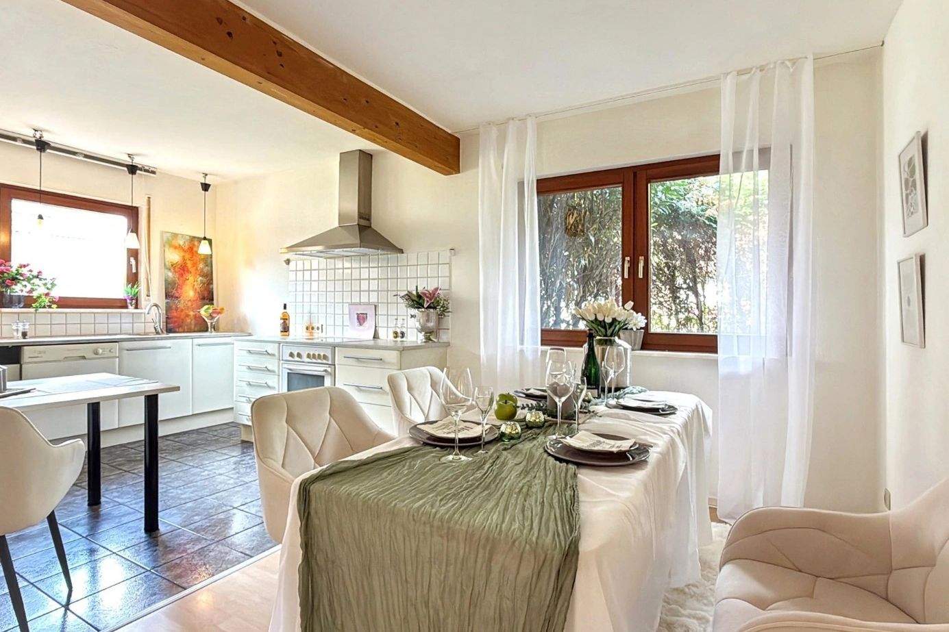 Stilvoll inszenierter Essbereich mit moderner Dekoration – Home Staging vom Immobilienmakler