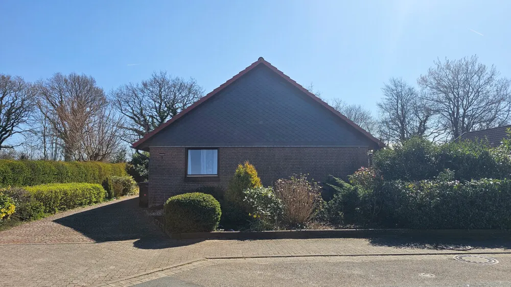 Blick vom Wendehammer auf die rechte Giebelseite
