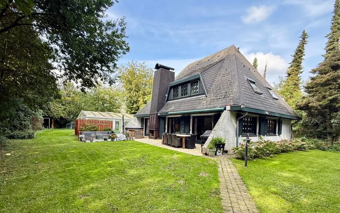 Landhaus mit Schwimmhalle, Saunahaus und fast 2.000 m² Grund **Urlaub beginnt zu Hause**