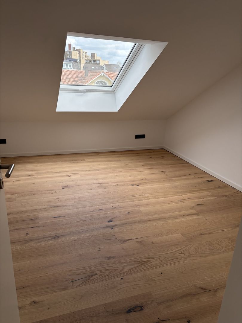 Erstbezug! Luxuriöse 4,5 Zimmer-Galeriewohnung in ruhiger Lage - Photo 4