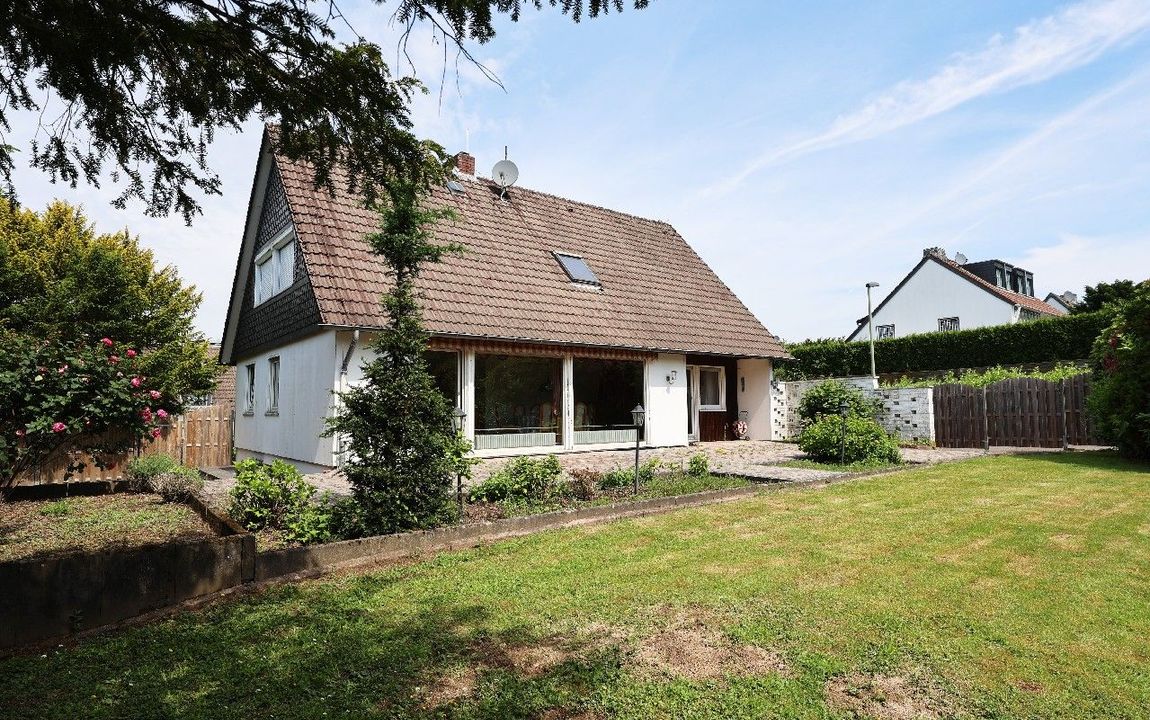 Wohnen in Burscheid: Bezahlbares Einfamilienhaus (Fertighaus) mit Baugrundstück