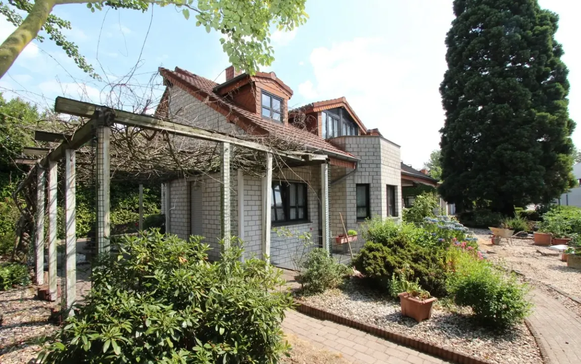 Nettetal-Lobberich: 2 Familienhaus mit Büroeinheit, kleiner Halle und ca. 600 m² Gewerbefreifläche