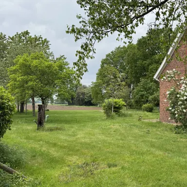 Ferienhaus mit Dauerwohnsitz – solides Landhaus im Grünen