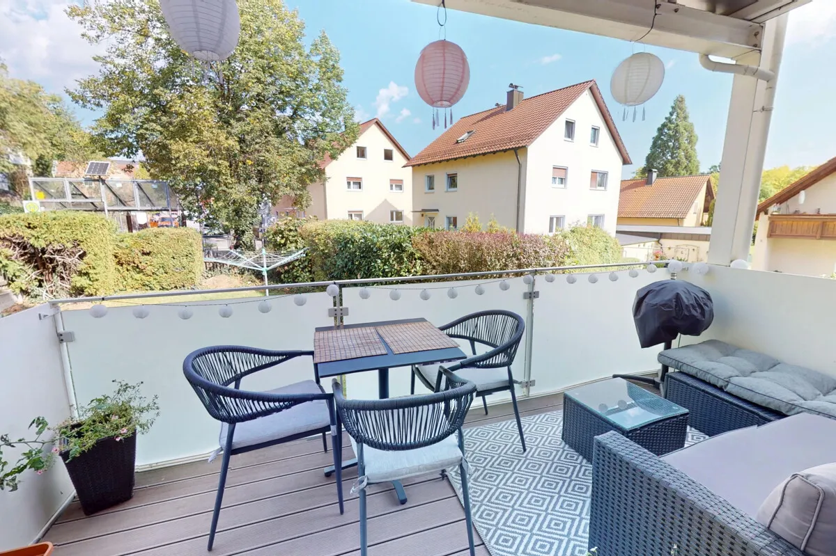 Eine Rarität: Stilvoll modernisierte 3 ZKB mit Balkon, ca.197 m² eigenem Garten und großer Garage