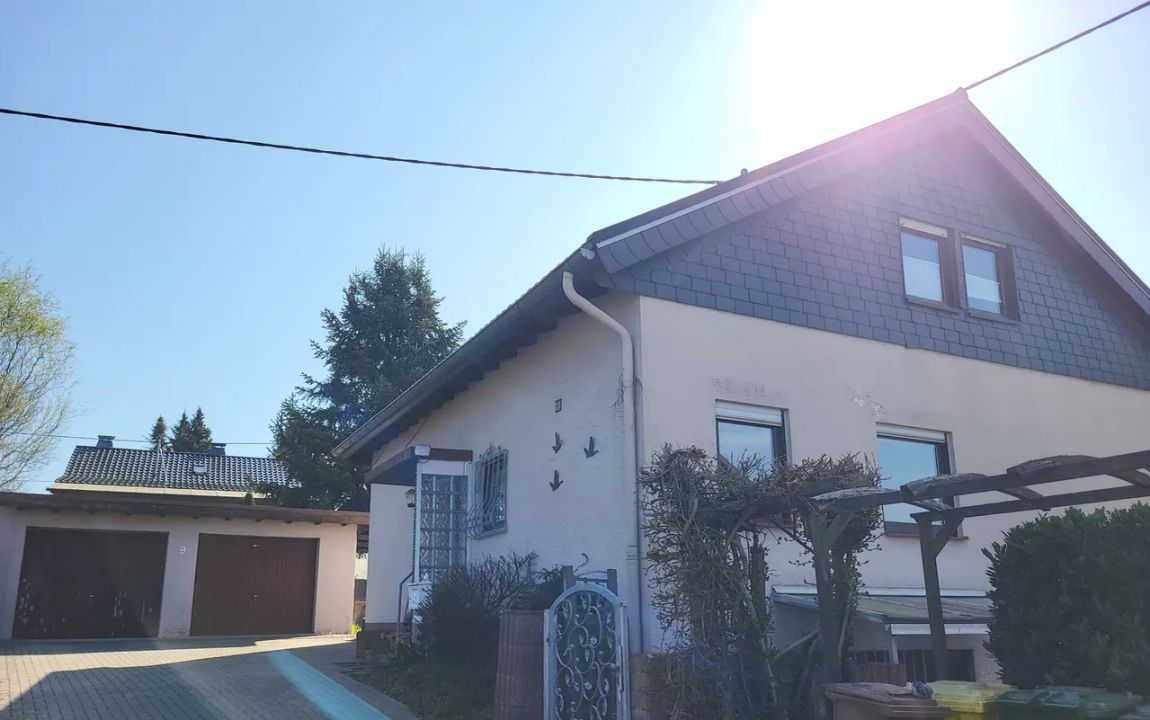 Einfamilienhaus mit Garten und zwei Garagen in ruhiger Lage