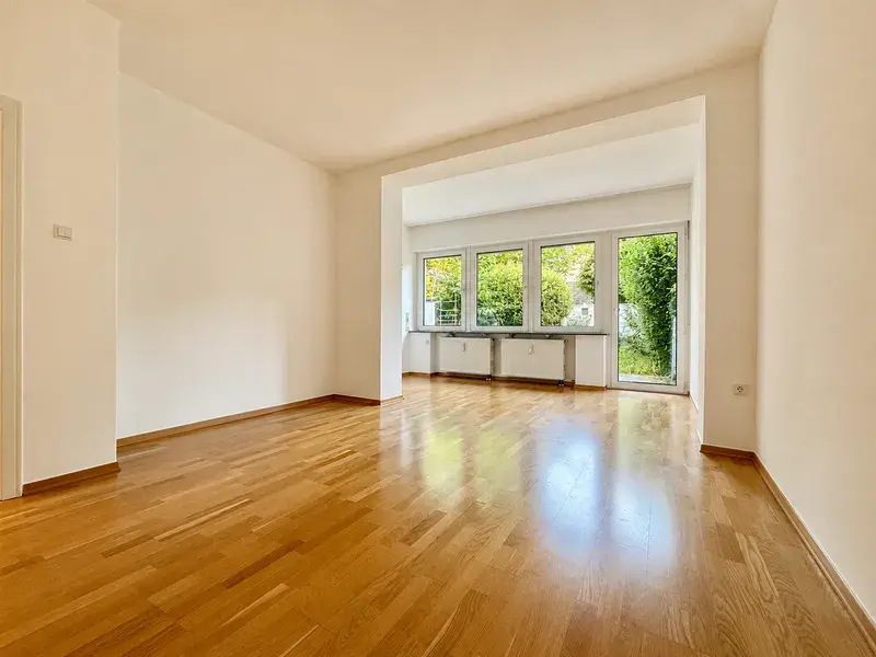 Wohnzimmer mit Gartenausblick