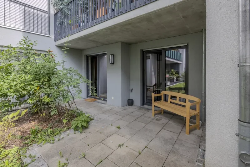 Große Terrasse mit Bepflanzung