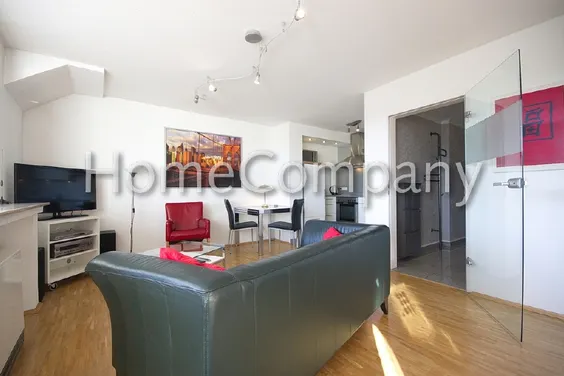 Lichtdurchflutete, moderne Zwei-Zimmer-Wohnung mit gehobener Ausstattung und großem Balkon, und W-Lan
