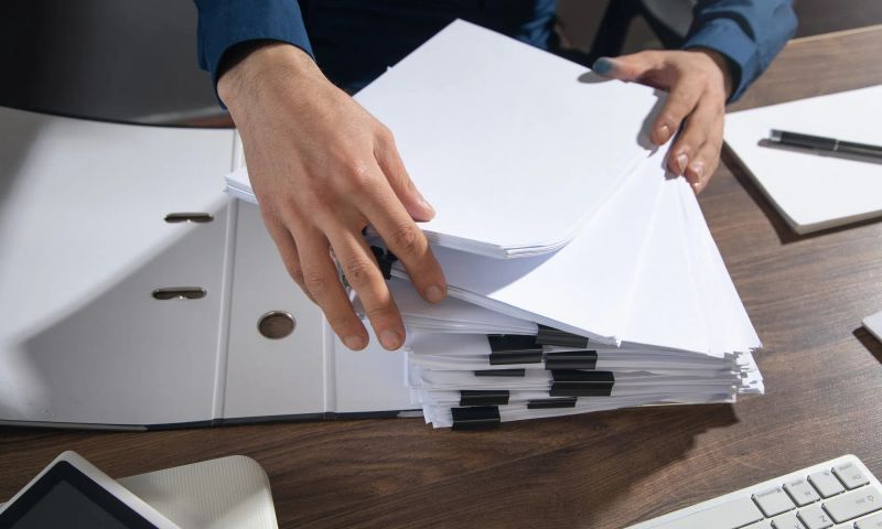 offener Ordner mit vielen unsortierten Zetteln