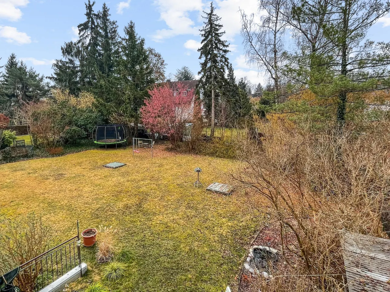 Blick vom Balkon in den Garten