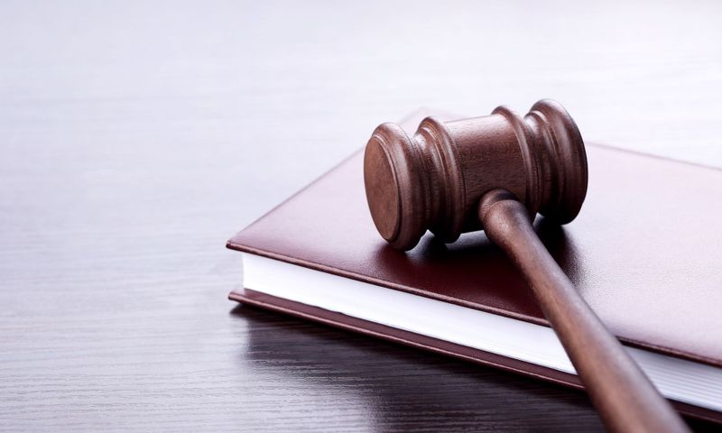 Richterhammer auf Buch