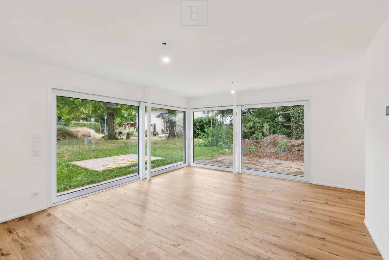 Wohn- und Esszimmer mit Terrasse und Gartenzugang