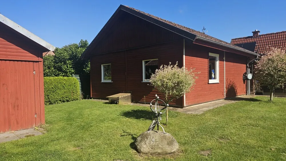 seitliche, rückwertige Ansicht von links auf die Garage