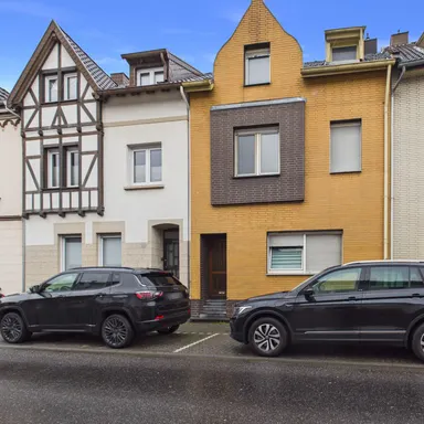 Dreifamilienhaus mit Entwicklungspotenzial..