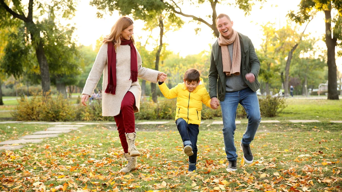 Familie beim Herbstspaziergang im Park