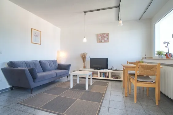 Helle, gut möblierte Stadtwohnung mit Balkon, W-LAN und vollständiger Ausstattung