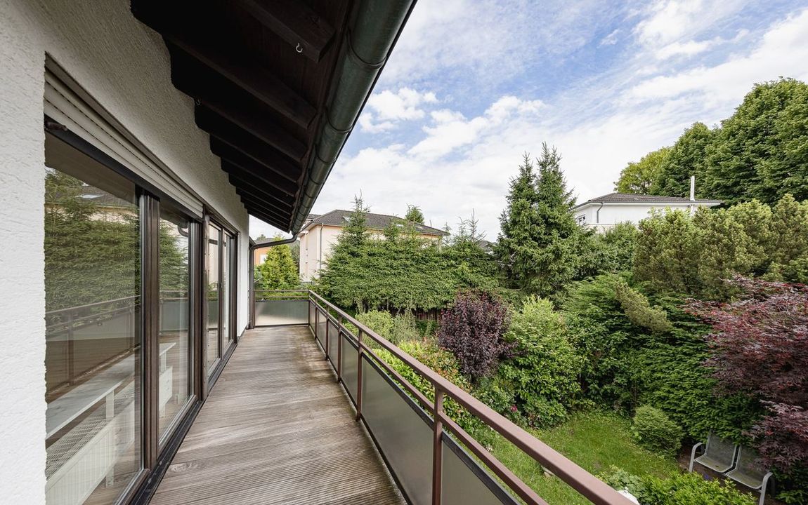 Modern wohnen im Zweifamilienhaus: Eigentumswohnung im Maisonette-Stil mit Balkon und Stellplätzen