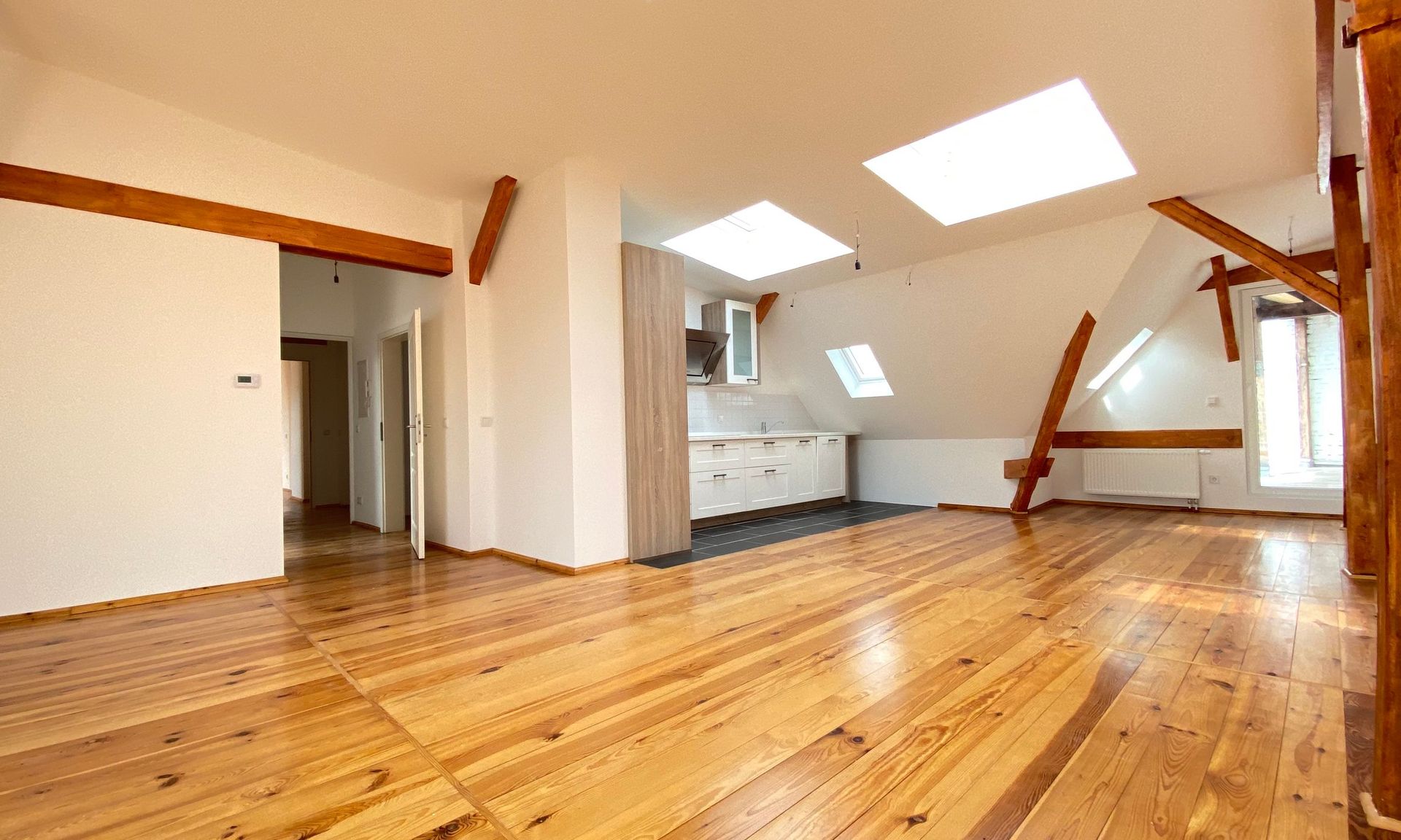 Lichtdurchflutetes Dachgeschoss mit eigener Dachterrasse !