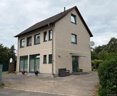 Charmantes Einfamilienhaus mit Wintergarten, Vollkeller und 3–4 Stellplätzen