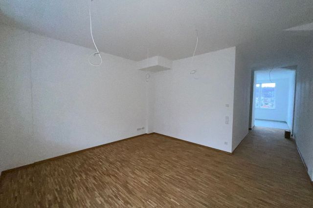 Wohnzimmer mit Zugang zum Balkon 1.2