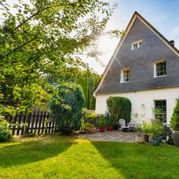 Stilvoll modernisiertes Einfamilienhaus mit historischem Charme und idyllischem Garten