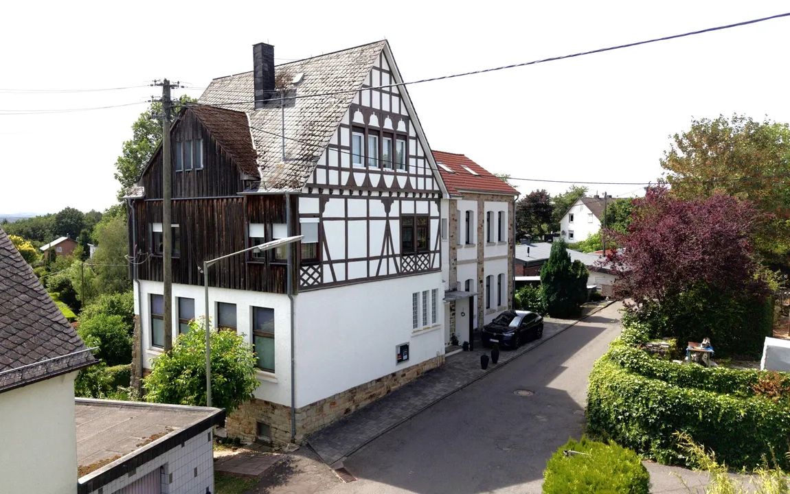 Wahres Liebhaberobjekt: Ehemalige Dorfschule mit viel Platz und Mieteinnahmen!