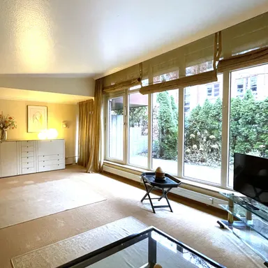 *Provisionsfrei* Perfekte Lage direkt am AEZ, sehr großzügige Wohnung inkl. TG-Stellplatz