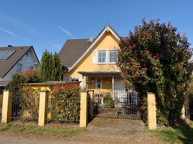 Außenansicht mit Garage