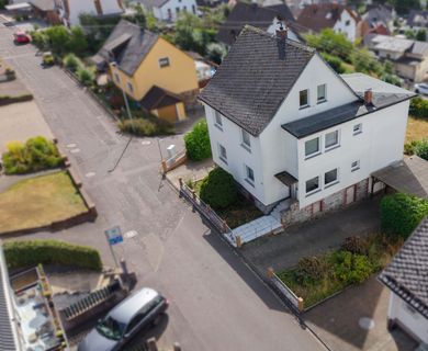 Gepflegtes Zweifamilienhaus mit Fernblick auf großem Grundstück in ruhiger Lage bei Montabaur!