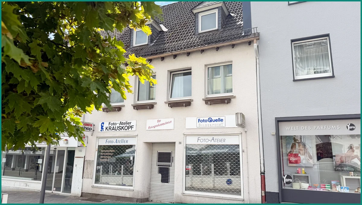 Gebäudeansicht mit dem ehemaligem Foto-Laden