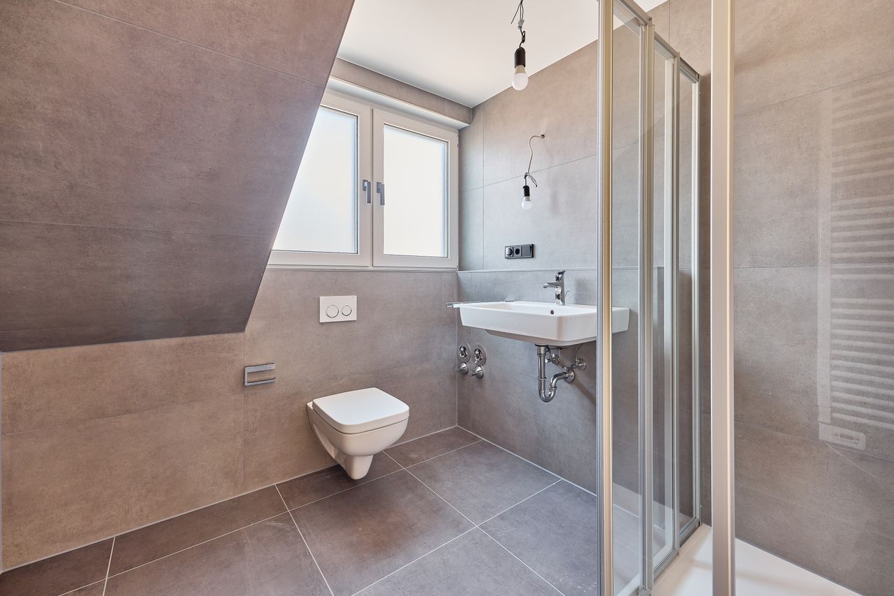 Erstbezug nach Dachausbau – 3 ZKD/Balkon Wohnung mit Einbauküche - Photo 3
