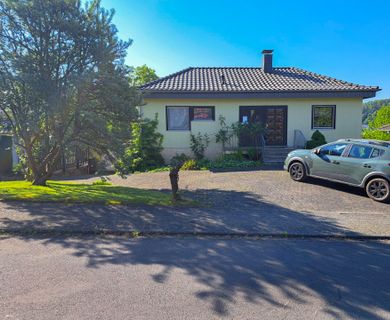 Attraktiver Bungalow mit sonnigem Balkon und toller Aussicht in ruhiger Lage von Windeck!