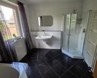 Hauptbad mit Dusche und...