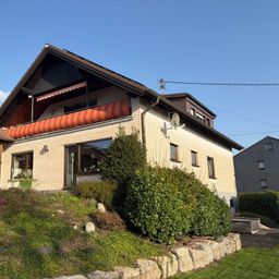 Charmantes Zweifamilienhaus mit Garage in ruhiger Wohngegend von Hamm/Sieg!