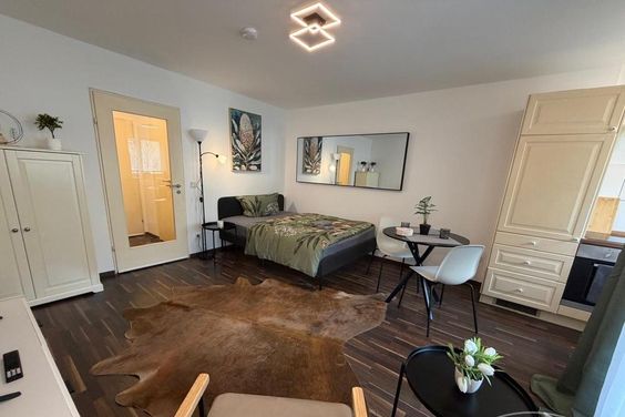 Erstbezug! Neu möbliertes Apartment mit Balkon in Schwabing