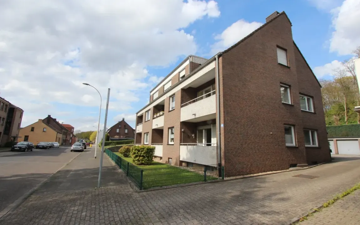 Nettetal-Hinsbeck: Schöne ca. 72 m² große 3 Zimmer-DG-Wohnung KDB mit Balkon