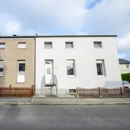 Zwei- bis Dreifamilienhaus mit Keller und Garten und Photovolthaik