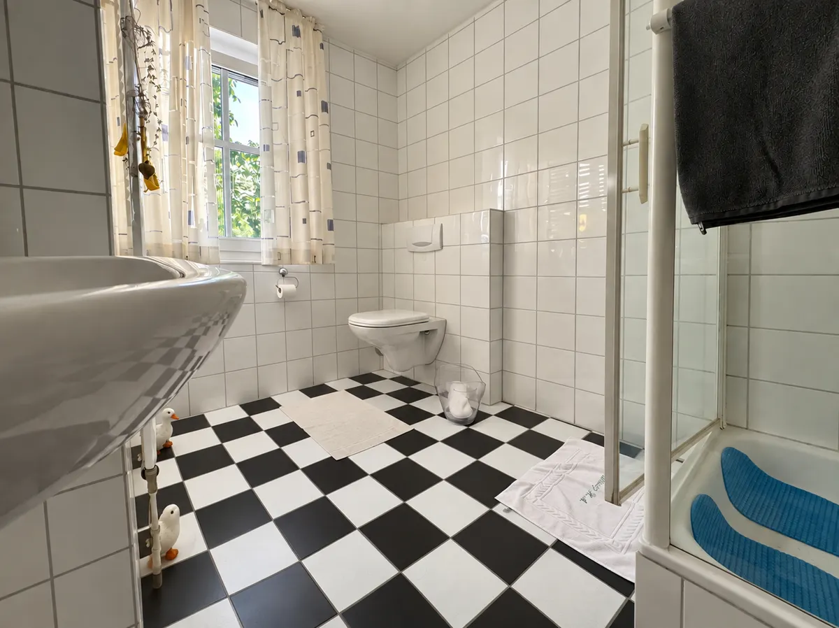 mit eigenem Duschbad