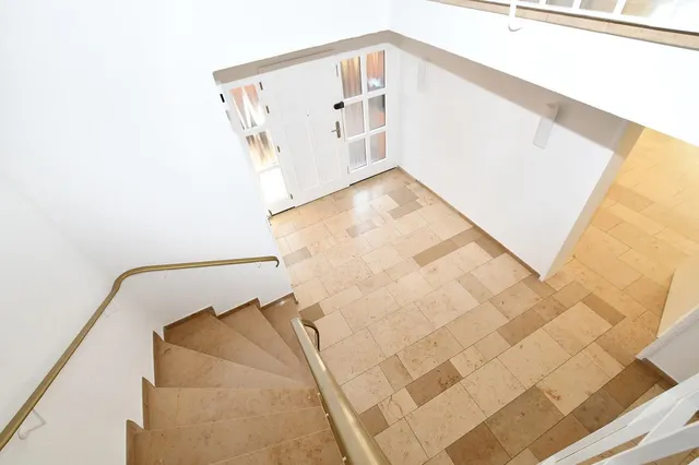 Eingangsbereich und Treppenhaus.jpg