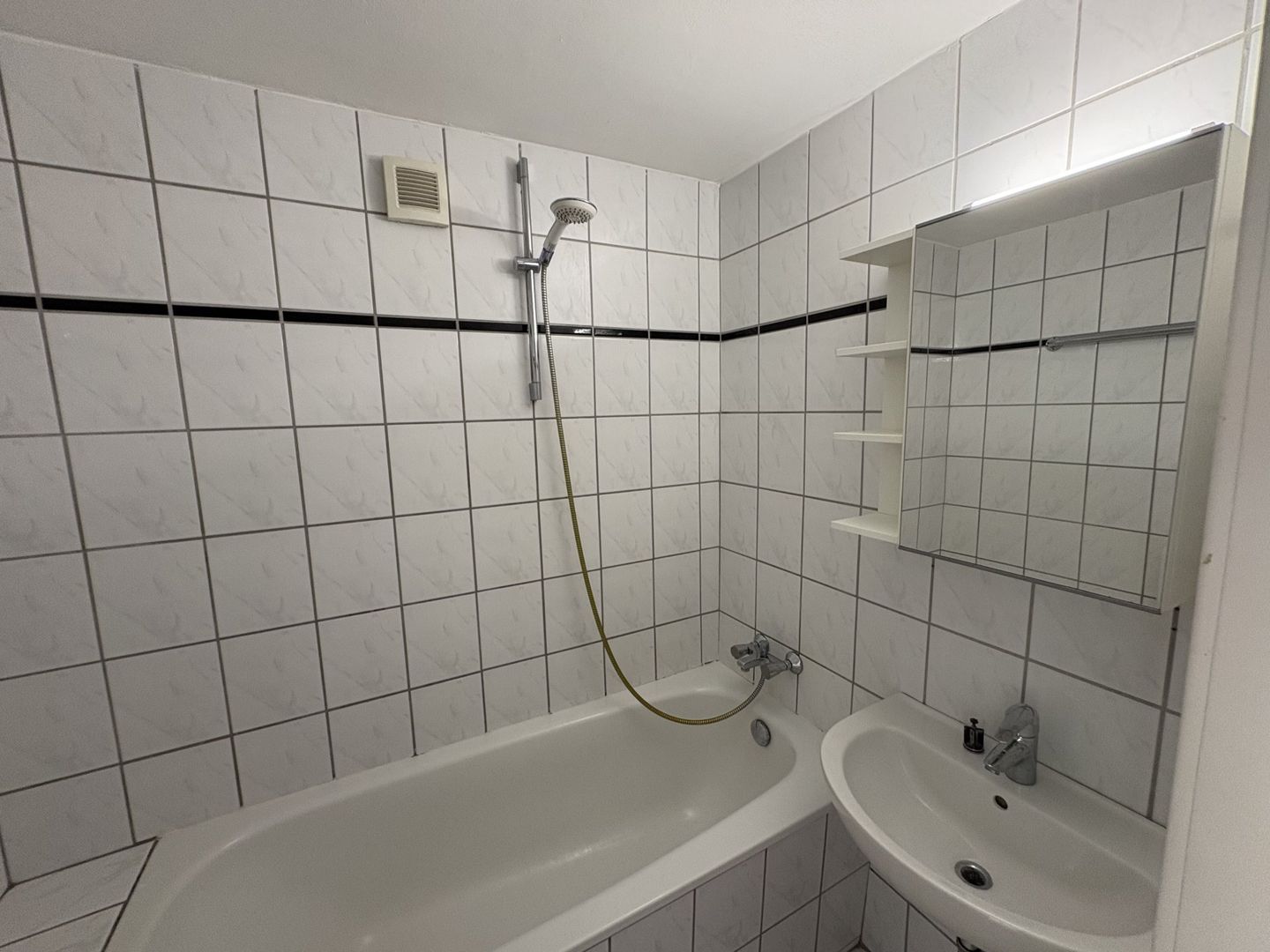 Zentral wohnen mit allem drum und drin: 2 Zimmer, EBK, Parkett und Balkon - Photo 3