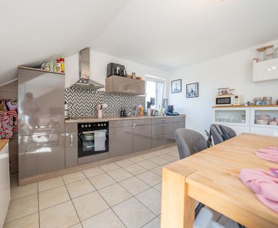Lichtdurchflutete Dachgeschosswohnung auf 80 m² mit Wohlfühlbalkon, eigenem Eingang und Garage - Foto 4