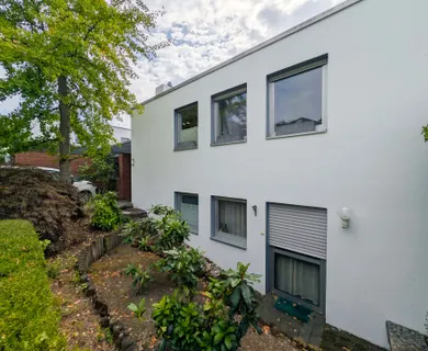 Geräumiges Einfamilienhaus in Split-Level-Bauweise mit Garage und großem Garten (Erbbaurecht)