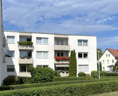Gepflegte 3-Zimmer-Wohnung mit Sonnenbalkon, Grünblick und eigenem Tiefgaragenplatz