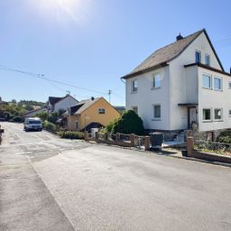 Gepflegtes Zweifamilienhaus mit Fernblick auf großem Grundstück in ruhiger Lage bei Montabaur!